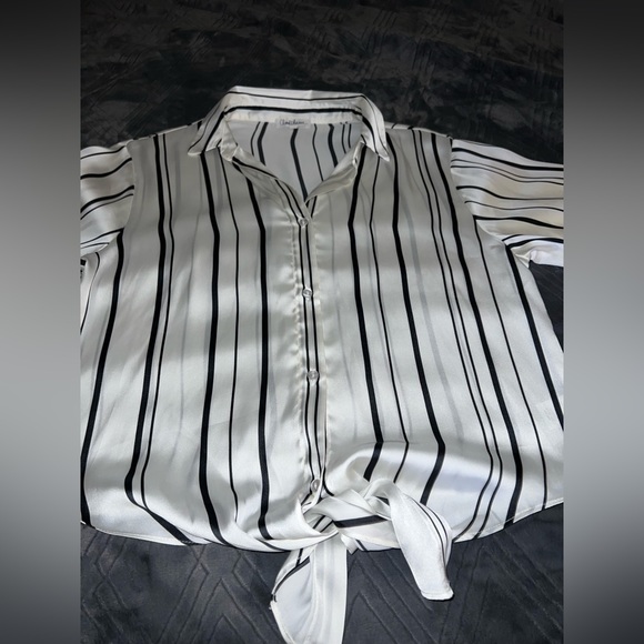 4/$10 Bundle Sale: EUC Long Sleeve Blouse - Picture 3 of 6